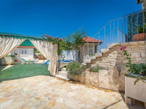 Holiday home krika -Three Bedroom Home with heated Pool and Jacuzzi